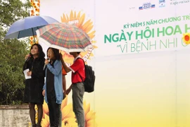 Ca sỹ Thanh Lam và con gái đội mưa hát