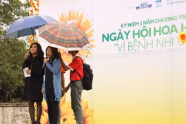 Ca sỹ Thanh Lam và con gái đội mưa hát