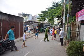 Người phụ nữ quật 2 tên trộm ngã xuống đường