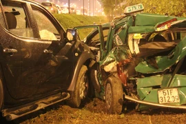 Ô tô bán tải va chạm với xe taxi, 4 người bị thương