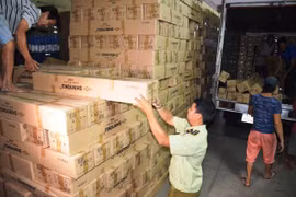 Phát hiện kho hàng "khủng" nghi nhập lậu từ Trung Quốc