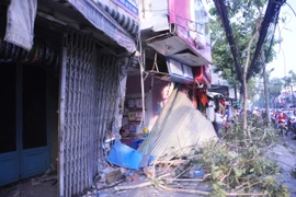 Xe container tông sập mặt tiền 2 nhà dân, nhiều người thoát chết