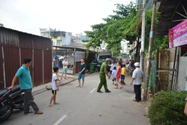 Người phụ nữ quật 2 tên trộm ngã xuống đường