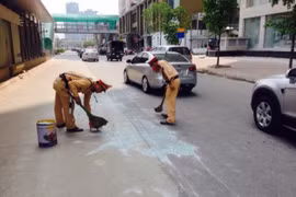 Kính rơi xuống đường, CSGT nhanh chóng dọn "bẫy"