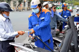 Xăng dầu giảm giá thêm gần 300 đồng/lít