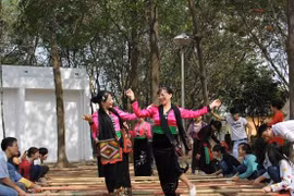 Chơi cà kheo, nhảy sạp cùng đồng bào dân tộc ở Sơn La