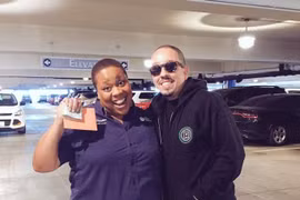 Người phụ nữ nhận được 3.000 USD nhờ… tìm hộ chỗ đỗ xe cho khách