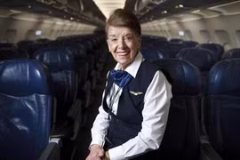 80 tuổi - nữ tiếp viên hàng không này vẫn chưa muốn về hưu