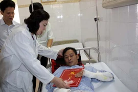 Lãnh đạo thành phố thăm nạn nhân vụ nổ trạm biến áp quận Hà Đông