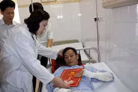 Lãnh đạo thành phố thăm nạn nhân vụ nổ trạm biến áp quận Hà Đông