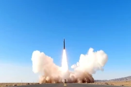 Trung Quốc bắn tên lửa siêu thanh DF-17 khi tập trận xung quanh đảo Đài Loan