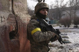 Lính Ukraine tác chiến với súng trường hiện đại TAR-21 của Israel