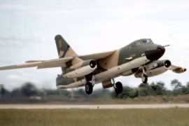 Máy bay tác chiến điện tử EB-66B bị bắn rơi trong Linebacker II