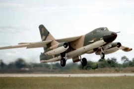 Máy bay tác chiến điện tử EB-66B bị bắn rơi trong Linebacker II