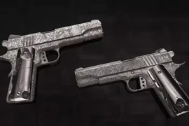 Khẩu súng làm từ thiên thạch 4 tỷ năm trị giá 4,5 triệu USD