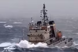 Xem tàu cứu hộ kéo tàu sân bay Admiral Kuznetsov của Nga