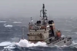 Xem tàu cứu hộ kéo tàu sân bay Admiral Kuznetsov của Nga