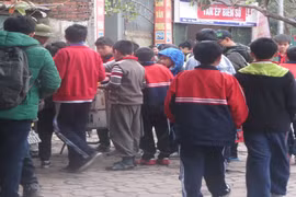 Thực phẩm "nhập nhèm” bao vây cổng trường học