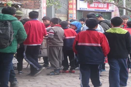 Thực phẩm "nhập nhèm” bao vây cổng trường học