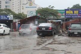 Dịch vụ rửa xe đắt khách, giá leo thang