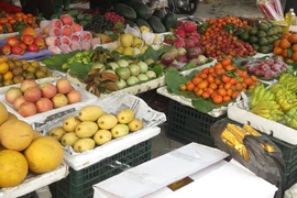 Giá hoa quả Tết tăng cao đột biến