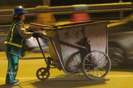 Tết luôn là thời gian cao điểm làm việc của công nhân vệ sinh