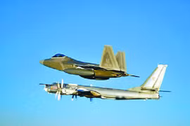 Máy bay ném bom chiến lược Tu-95 Nga bay sát Guam 