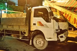 2 người phụ nữ thoát chết khi xe tải tông sập quán phở trong đêm