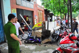 Sập ô văng nặng 4 tấn, nhiều người thoát chết