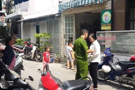 Người đàn ông khóa trái cửa tự đâm mình, tử vong