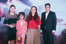 "Soái ca nhí" Gia Khiêm và ekip "Sứ mệnh trái tim" háo hức giới thiệu phim tại Hà Nội