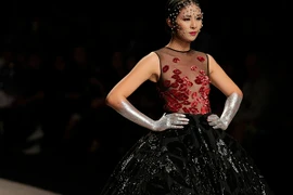 Hoa hậu Ngọc Hân sexy làm vedette cho Xuân Lê 