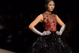 Hoa hậu Ngọc Hân sexy làm vedette cho Xuân Lê 