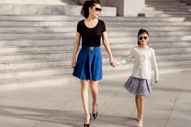 Con gái Trương Ngọc Ánh sành điệu xuống phố cùng mẹ