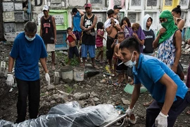 Philippines: Xác chết con nghiện bị nhồi nhét trong mộ tập thể vì quá tải
