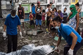 Philippines: Xác chết con nghiện bị nhồi nhét trong mộ tập thể vì quá tải