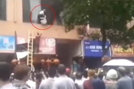 Sốc với cảnh ném học sinh từ cửa sổ xuống đất khi trường mầm non cháy