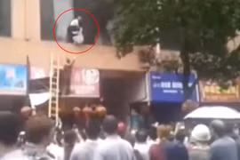 Sốc với cảnh ném học sinh từ cửa sổ xuống đất khi trường mầm non cháy