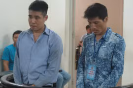 Người vợ trẻ đánh văng hung khí trong tay côn đồ