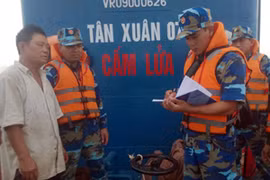 Cảnh sát biển bắt giữ tàu chở xăng không rõ nguồn gốc