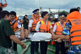 Tàu Cảnh sát biển 9002 cứu ngư dân gặp nạn trên biển Đông