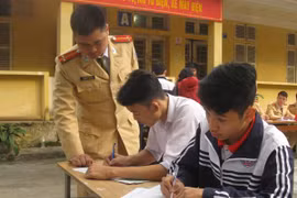Học sinh Đông Anh vui mừng vì được cấp đăng ký xe máy điện ngay tại trường