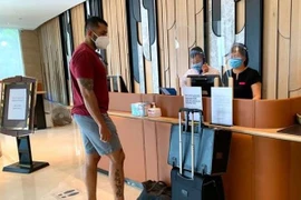 Hà Nội: Hai nhân viên khách sạn Mường Thanh thành F1 do nghe hộ điện thoại, đổi tiền cho bệnh nhân Covid-19