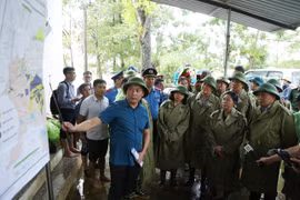 Bí thư Thành ủy Hà Nội thị sát vùng rốn lũ Chương Mỹ và Quốc Oai, nơi hàng nghìn hộ dân bị ngập