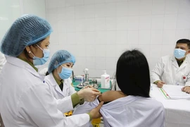 Tăng liều tối đa cho 3 người tình nguyện tiêm thử nghiệm vaccine Covid-19