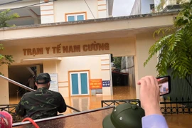 Nhiều trạm y tế ở TP Yên Bái ngập sâu, bị cô lập, mất điện nhưng y bác sĩ vẫn bám trực 24/24h