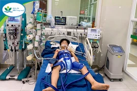 Bé trai bất tỉnh, ngừng tim gần 60 phút do "lĩnh" cú sút cực mạnh vào giữa ngực khi đá bóng