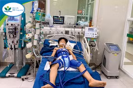 Bé trai bất tỉnh, ngừng tim gần 60 phút do "lĩnh" cú sút cực mạnh vào giữa ngực khi đá bóng
