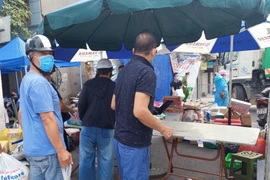 Bộ Y tế: Test nhanh Covid-19 hàng tuần cho tất cả người bán hàng tại chợ đầu mối