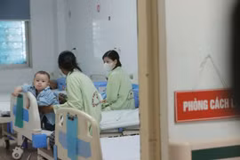Khoa Nhi bệnh viện lớn ở Hà Nội chật kín bệnh nhi mắc sởi